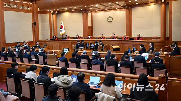 윤석열 대통령이 출석한 가운데 13일 오전 서울 종로구 헌법재판소에서 탄핵심판 8차 변론이 열리고 있다. [사진=사진공동취재단]