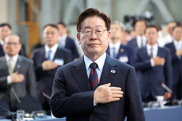 이재명 대통령이 26일 경남 창원시 진해구에서 열린 제1회 미래국방전략위원회에서 국민의례를 하고 있다. 2026.5.26 [사진=연합뉴스]