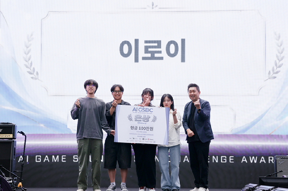 제1회 AI 게임 사운드 디자인 대회에서 은상을 수상한 이로이 팀이 기념사진을 촬영하고 있다. [사진=컴투스홀딩스]