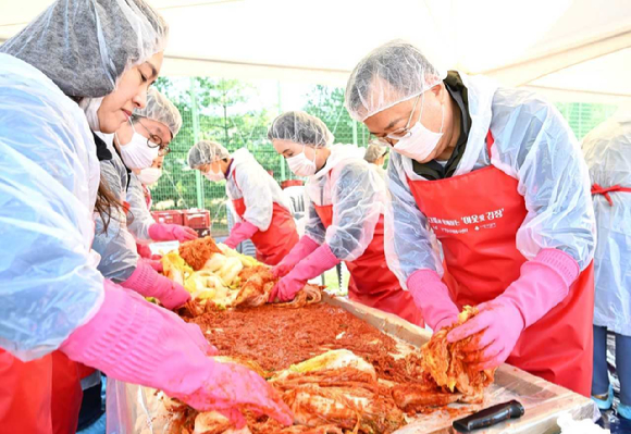 명노현 (주)LS 부회장(우측)이 지난 15일 LS미래원에서 열린 김장 나눔 행사에 참여해 LS 임직원 및 안성시 자원봉사자들과 함께 김치를 담그고 있다 [사진=LS]