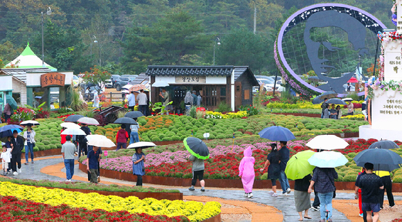 25일 강원 인제군 북면 용대관광지 일원에서 열린 인제 가을꽃축제를 찾은 관광객들이 박인환 시인 탄생 100주년을 기념해 조성된 낭만정원을 둘러보고 있다. 2026.9.25 [사진=연합뉴스]
