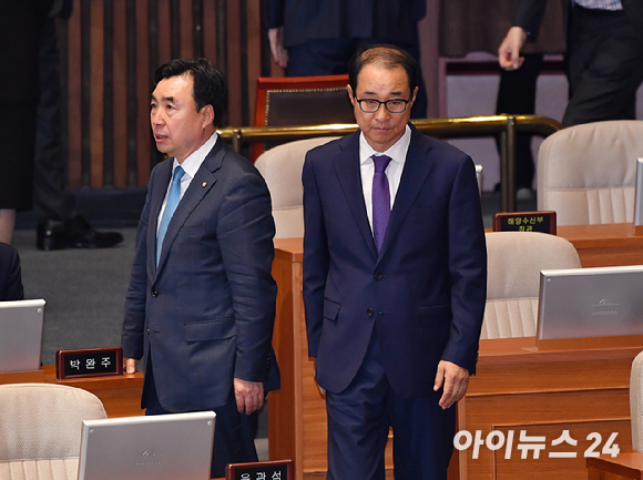 '더불어민주당 전당대회 돈봉투 의혹' 관련자인 윤관석(왼쪽)·이성만 무소속 의원이 12일 국회 본회의에서 자신들을 대상으로 한 체포동의안 표결을 마치고 이동하고 있다. 이날 국회는 윤관석, 이성만 의원 체포동의안을 부결시켰다. [사진=곽영래 기자]