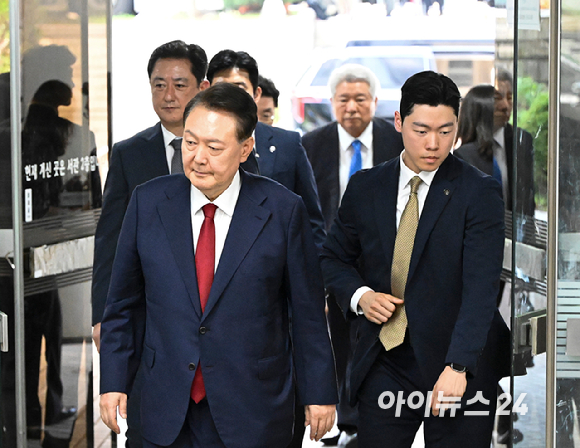 12·3 비상계엄과 관련해 특검의 수사를 받는 윤석열 전 대통령이 두 번째 구속 전 피의자 심문(영장실질심사)을 받기 위해 9일 오후 서울 서초구 중앙지법으로 출석하고 있다. [사진=사진공동취재단]