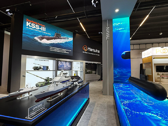 폴란드 키엘체에서 열리는 국제 방위산업 전시회 'MSPO 2025'에 참가한 한화 부스에 장보고-III 배치-II 등 주요 제품이 전시돼 있다. [사진=한화에어로스페이스]
