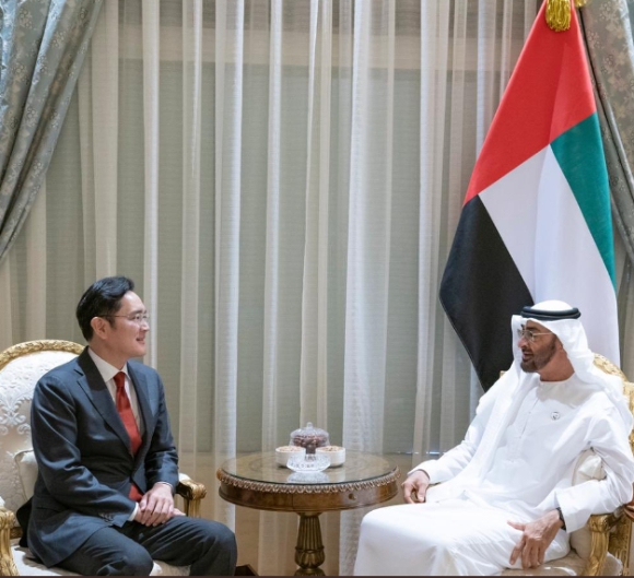 이재용 삼성전자 부회장과 셰이크 모하메드 빈 자예드 알 나얀(Sheikh Mohammed bin Zayed Al Nahyan) 아부다비 왕세제. [사진=모하메드 왕세제 트위터 계정]