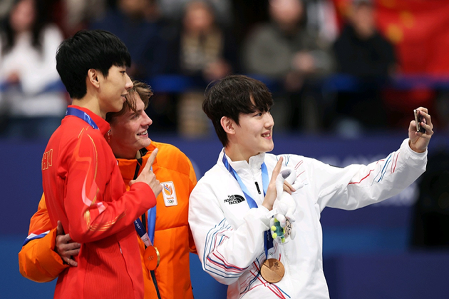 13일 이탈리아 밀라노 아이스스케이팅 아레나에서 열린 쇼트트랙 남자 1000m 시상식에서 금메달 옌스 판트 바우트(네덜란드), 은메달 쑨룽(중국), 동메달 임종언(대한민국) 선수가 갤럭시 Z 플립7 올림픽 에디션으로 빅토리 셀피를 찍고 있다. [사진=삼성전자]