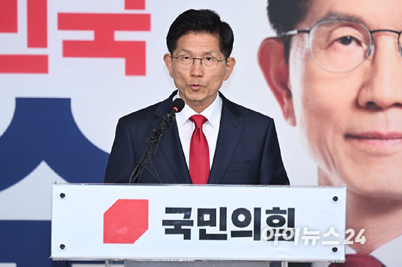 제21대 대통령 선거에서 이재명 더불어민주당 대선 후보의 당선이 확실시된 4일 새벽 김문수 국민의힘 대선후보가 서울 여의도 국민의힘 중앙당사에서 승복 공식 선언 기자회견을 갖고 있다. [사진=정소희 기자]