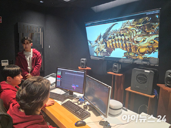 24일 경기 과천 펄어비스 사옥 '홈 원'에서 모션 캡처 스튜디오 관계자들이 게임 액션 장면을 시연하고 있다. [사진=펄어비스]