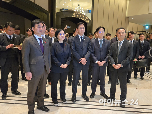 안규백 국방부 장관(왼쪽부터), 한성숙 중소벤처기업부 장관, 배경훈 과학기술정보통신부 부총리, 김정관 산업부 장관, 임문영 국가인공지능전략위원회 상근 부위원장이 3일 그랜드하얏트 서울서 열린 '국방 AI 생태계 발전포럼'에 참석하고 있다. [사진=최란 기자]