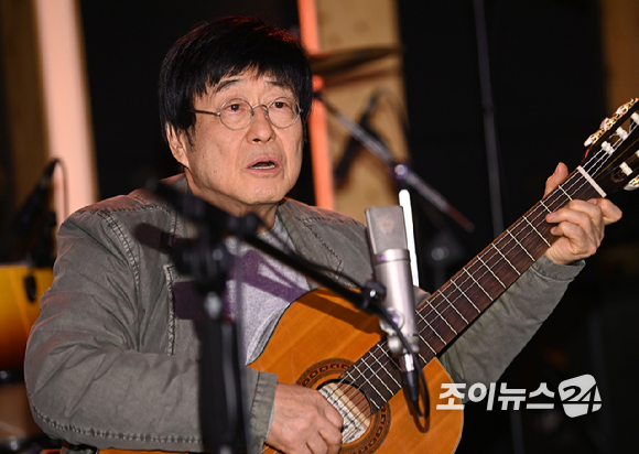 가수 김창완이 27일 서울 종로구 팡타개러지에서 열린 김창완밴드 싱글 'Seventy' 발매 기자간담회에서 무대를 선보이고 있다. [사진=곽영래 기자]