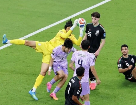 한국 대표팀이 멕시코전에서 아쉽게 선제 실점을 하며 패배한 가운데 골키퍼 김승규를 향해 외신이 혹독한 비판을 가했다. 사진은 김승규. [사진=연합뉴스]