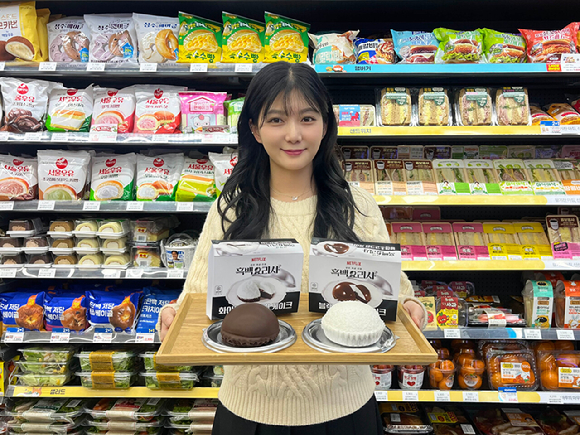 GS25가 지난 14일 진행한 '흑∙백 크림 케이크 2종' 사전예약이 당일 3시간 만에 완판됐다. [사진=GS25]