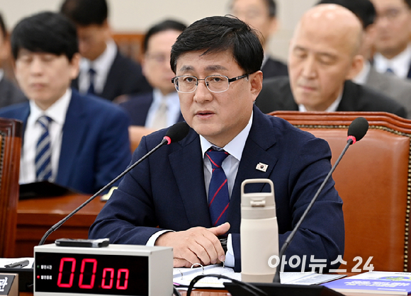 김성환 기후에너지환경부 장관이 14일 서울 여의도 국회에서 열린 기후에너지환경위원회 국정감사에서 질의에 답변하고 있다. [사진=곽영래 기자]