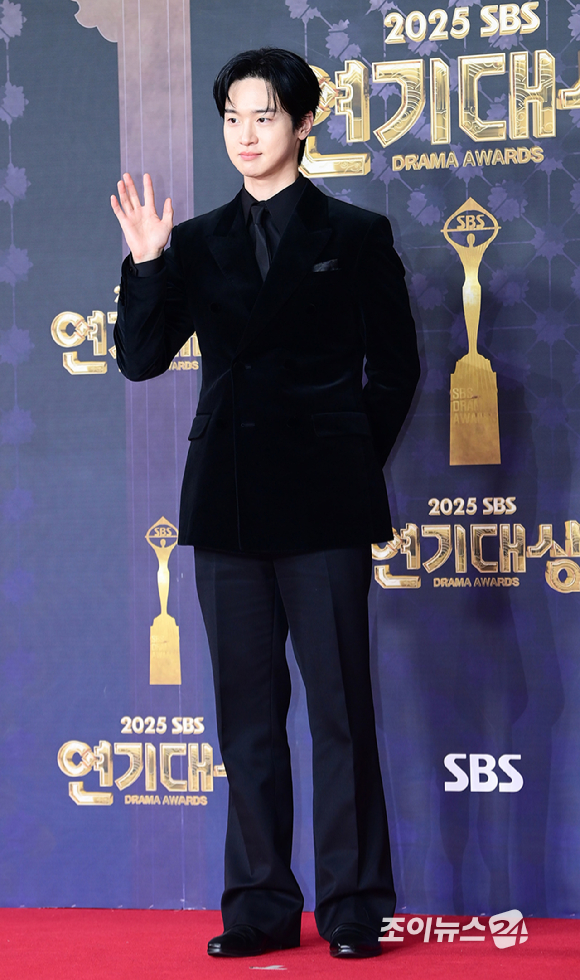 '사마귀' 배우 장동윤이 31일 오후 서울 마포구 상암동 SBS 프리즘타워에서 열린&nbsp;2025 SBS 연기대상&nbsp;레드카펫 행사에 참석하고 있다. [사진=정소희 기자]