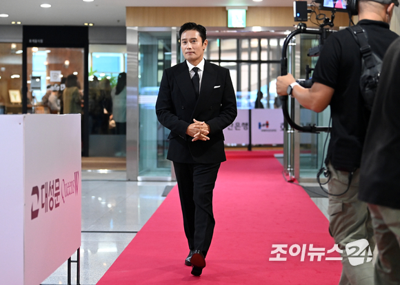 배우 이병헌이 7일 오후 부산 해운대구 벡스코 오디토리움에서 열린 '2021 부일영화상' 레드카펫에 참석해 포즈를 취하고 있다.