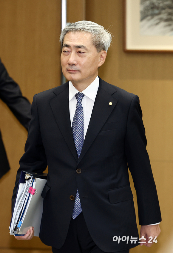 신현송 한국은행 총재가 27일 오전 서울 중구 한국은행에서 열린 금융통화위원회 회의에 참석하고 있다. [사진=사진공동취재단]