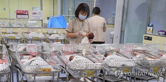 지난 2월 26일 인천 미추홀구 아인병원에서 의료진이 신생아들을 보살피고 있는 모습. [사진=연합뉴스]