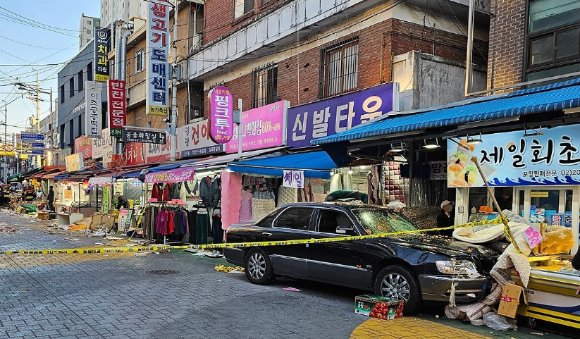 지난해 서울 목동 깨비시장에서 발생한 차량돌진 사고와 관련해 치매 진단을 받은 고령 운전자의 면허 반납을 유도하는 조례안이 서울시의회에서 통과됐다. 사진은 지난해 서울 양천구 깨비시장에서 발생한 사고 현장. [사진=연합뉴스]