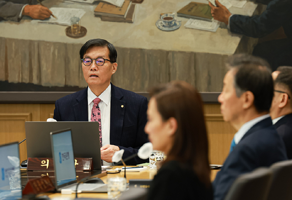 이창용 한국은행 총재가 26일 서울 중구 한국은행에서 열린 금융통화위원회 통화정책방향 회의를 진행하고 있다. [사진=한국은행]