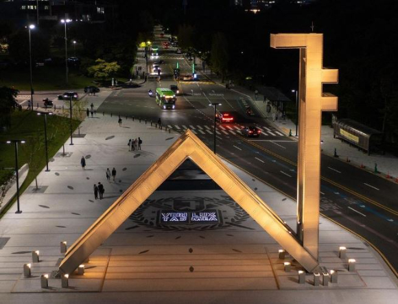 '음대 입시비리 의혹'을 조사 중인 경찰이 서울대에서 관련 정황을 포착해 강제수사에 나섰다. 사진은 서울대학교 정문. [사진=서울대학교 인스타그램]
