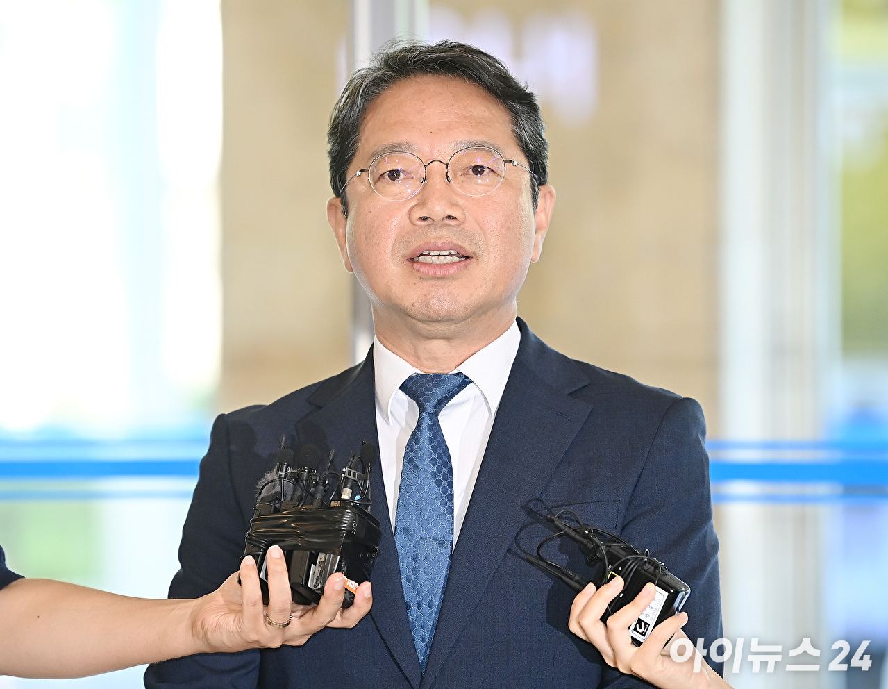 김승원 법무부 장관 후보자가 3일 오전 서울 종로구 적선현대빌딩에 마련된 인사청문회 준비사무실로 출근하고 있다. [사진=곽영래 기자]