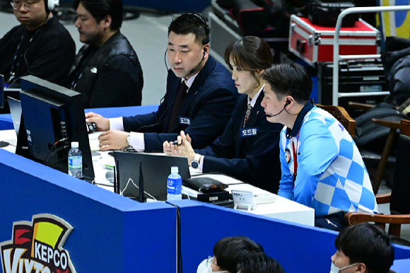 한국배구연맹(KOVO)은 2024-25시즌부터 종전 비디오판독 규정을 일부 변경한다. 국제배구연맹(FIVB) 규칙에 맞추기 위해서다. 사진은 2023-24시즌 V리그에서 비디오판독 장면. [사진=한국배구연맹(KOVO)]