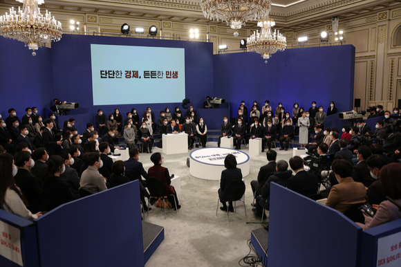 윤석열 대통령이 15일 오후 청와대 영빈관에서 열린 제1차 국정과제 점검회의에서 국민 패널들의 의견을 메모하고 있다. 2022.12.15. [사진=대통령실]