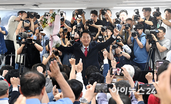 국민의힘 오세훈 서울시장 후보가 제9회 전국동시지방선거일 다음날인 4일 서울 종로구 대왕빌딩에 마련된 선거사무소에서 입장을 밝힌 뒤 기뻐하고 있다. [사진=곽영래 기자]