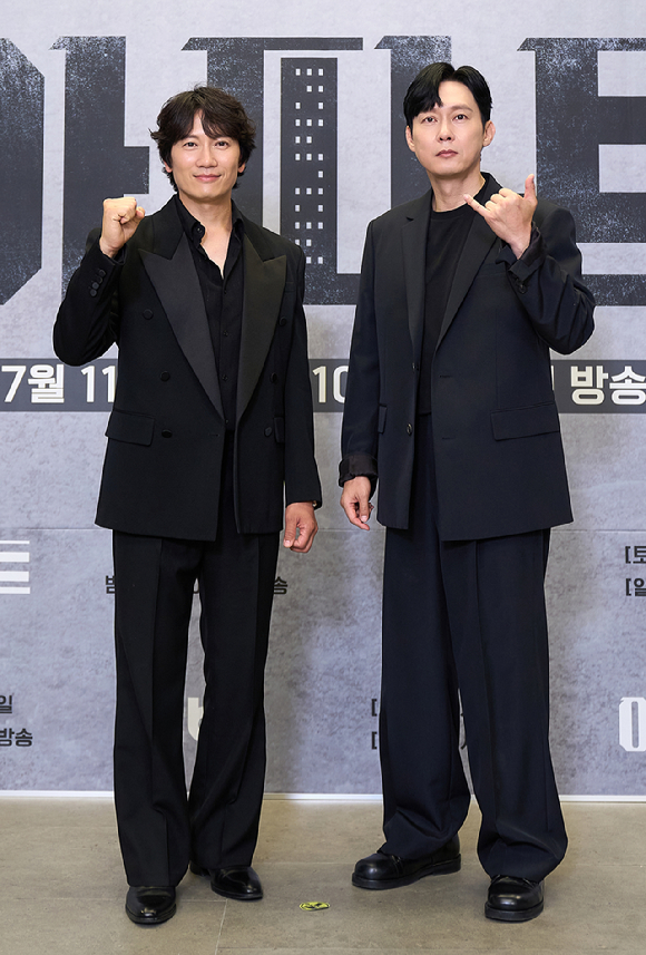 배우 지성과 박병은이 10일 온라인으로 진행된 JTBC 새 토일드라마 '아파트' 제작발표회에 참석하고 있다. [사진=JTBC]