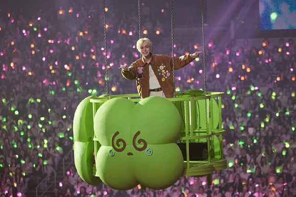 NCT 도영이 인천 인스파이어 아레나에서 열린 단독콘서트'2025 DOYOUNG ENCORE CONCERT [ Yours ]'에서 무대를 선보이고 있다. [사진=SM엔터테인먼트]