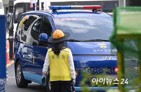'집사 게이트' 핵심 김예성 씨를 태운 호송차가 18일 오전 구속 후 첫 소환조사를 위해 서울 종로구에 마련된 김건희 특검팀(특별검사 민중기) 사무실로 들어가고 있다. [사진=곽영래 기자]