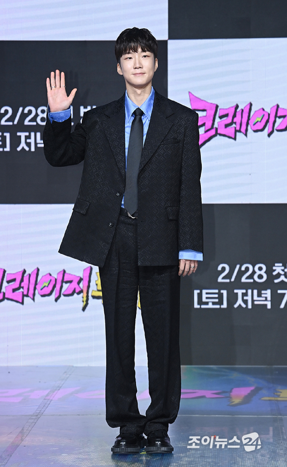 위너 이승훈이 27일 오후 서울 마포구 상암동 쇼킹케이팝센터에서 열린 ENA '크레이지 투어'의 제작발표회에서 포즈를 취하고 있다. [사진=곽영래 기자]