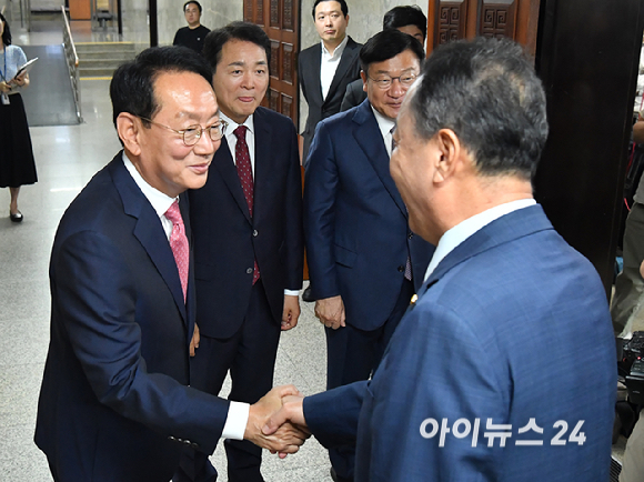 국민의힘 차기 원내대표 선거에 출마한 김도읍&middot;정점식&middot;성일종(기호순) 의원이 9일 서울 여의도 국회에서 열린 초&middot;재선 의원 공동 주최 원내대표 후보자 초청 간담회에 앞서 참석하는 초&middot;재선 의원들과 인사를 하고 있다. [사진=곽영래 기자]
