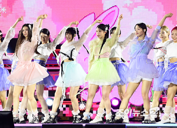 그룹 뉴진스가 21일 오후 서울 종로구 경복궁 흥례문 광장에서 열린 '2024 코리아 온 스테이지-뉴 제너레이션'에서 멋진 무대를 선보이고 있다. [사진=정소희 기자]
