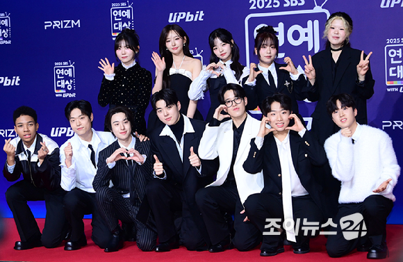 30일 오후 서울 마포구 상암동 SBS 프리즘타워에서 열린&nbsp;2025 SBS 연예대상&nbsp;레드카펫 행사에 '우리들의 발라드' TOP12 이예지, 이지훈, 천범석, 홍승민, 송지우, 임지성, 민수현, 김윤이, 이준석, 정지웅, 오추바 제리미가 참석하고 있다. [사진=정소희 기자]