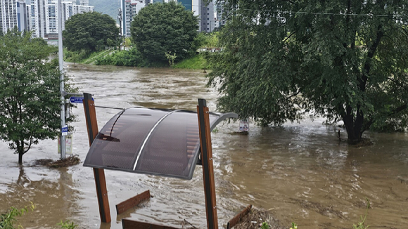 17일 경기북부지역에 폭우가 쏟아지면서 의정부시 중랑천 수위가 올라 하천변 이용이 통제되고 있다. [사진=뉴시스]