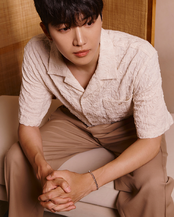 배우 강훈이 넷플릭스 시리즈 '너의 시간 속으로'(감독 김진원/ 원작 '상견니') 인터뷰에 앞서 포즈를 취하고 있다. [사진=넷플릭스]