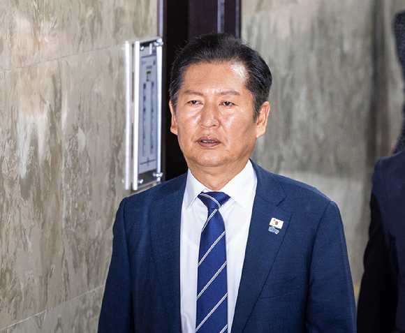 더불어민주당 정청래 대표가 11일 국회에서 본회의를 앞두고 열린 비공개 의원총회에 입장하고 있다. 2025.9.11 [사진=연합뉴스]