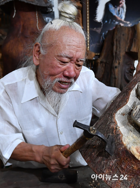 장승 무형문화재인 타목 김종흥씨가 25일 안동시 풍천면 작업실에서 조각을 하고 있다. [사진=곽영래 기자]