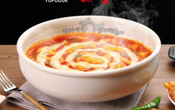 떡볶이 프랜차이즈 '동대문엽기떡볶이'가 최근 5년간 식품위생법 위반 건수에서 가장 많은 적발 사례를 기록한 것으로 나타났다. 사진은 '동대문엽기떡볶이'. [사진=동대문엽기떡볶이 홈페이지]