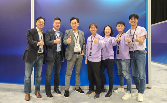 AWS 리인벤트 2024 현장에서 AI 기술 협력 MOU체결 후 이테크시스템과 업스테이지 임직원들이 기념사진을 촬영하고 있다. [사진=이테크시스템]