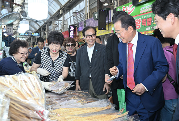 홍준표 대구시장(오른쪽)이 25일 관문시장에서 제수용품을 둘러보고 있다. [사진=대구시]