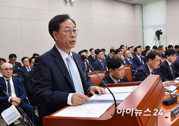 권형택 기술보증기금 이사장이 15일 서울 여의도 국회 산업통상자원중소벤처기업위원회에서 열린 국정감사에 출석해 기관 보고를 하고 있다. [사진=곽영래 기자]