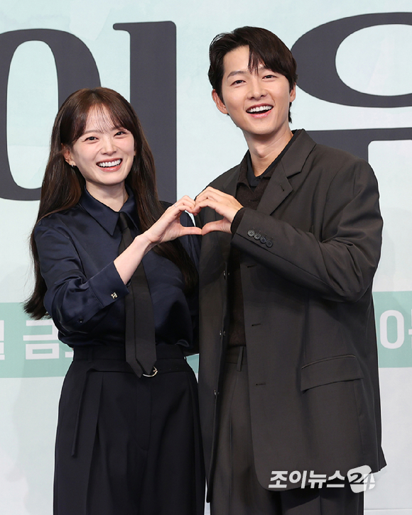 배우 천우희와 송중기가 4일 오후 서울 구로구 신도림 더 링크 호텔에서 열린&nbsp;JTBC 금요시리즈 '마이 유스' 제작발표회에 참석하고 있다. [사진=정소희 기자]