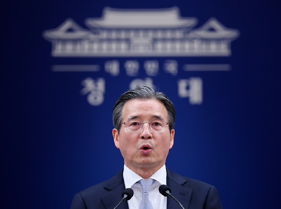 김용범 정책실장이 27일 청와대 춘추관에서 이날 열린 이재명 대통령과 데미스 허사비스 구글 딥마인드 최고경영자(CEO) 면담 관련 브리핑을 하고 있다. 2026.4.27 [사진=연합뉴스]