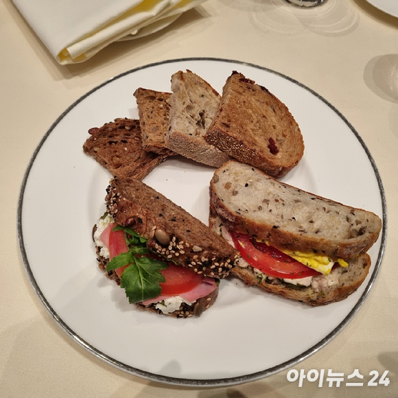 김연정 파리바게뜨 마케팅본부장이 27일 서울 중구 신라호텔 영빈관서 열린 '파란라벨' 브랜드 론칭 행사에서 제품을 소개하고있다. [사진=전다윗 기자]