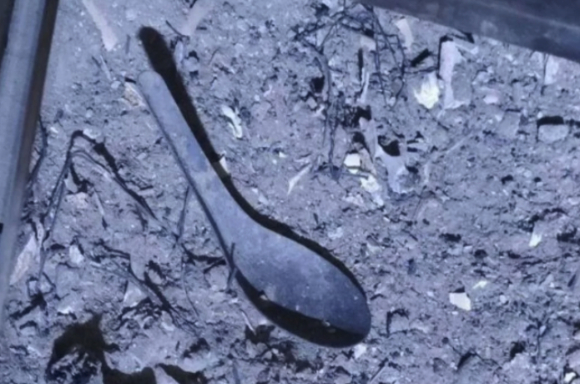 태국에서 군 복무 중 사망한 22세 병사의 유골에서 스테인리스 숟가락이 발견되면서 가혹행위 의혹이 커지고 있다. 사진은 유골에서 발견된 '숟가락'. [사진=MGR Online]