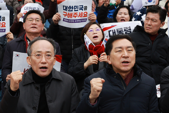 국민의힘 김기현(오른쪽), 추경호 의원 등이 지난 1일 서울 여의대로에서 세이브코리아가 연 '3·1절 국가비상기도회'에서 윤석열 대통령 탄핵 기각을 촉구하고 있다. [사진=연합뉴스]