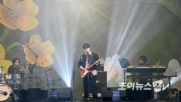 밴드 소란이 21일 오후 서울 송파구 잠실학생체육관에서 열린 '2026 JOY콘서트 - 보이스 오브 스프링(Voice of spring)'에서 무대를 선보이고 있다.고품격 엔터테인먼트 경제지 조이뉴스24와 인터넷종합지 아이뉴스24가 주최하는 '보이스 오브 스프링'은 올해로 세 번째를 맞았다. 이번 공연엔 엔플라잉(N.Flying/이승협, 차훈, 김재현, 유회승, 서동성), 소란(SORAN/고영배), 에이엠피(AxMxP/하유준, 김신, 크루, 주환)가 함께해 현장감이 넘치는 밴드 사운드로 관객과 열렬히 교감했다. [사진=곽영래 기자]