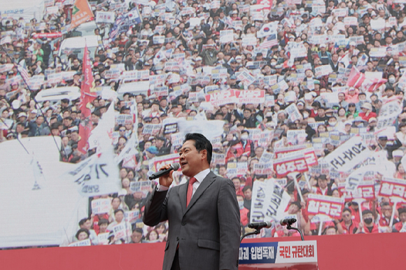 국민의힘 장동혁 대표가 28일 서울 시청역 인근 세종대로에서 열린 사법파괴 입법독재 국민 규탄대회에서 발언하고 있다. [사진=연합뉴스]